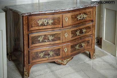 null 
Chest of drawers with a slightly curved front in rosewood and violet wood veneer...