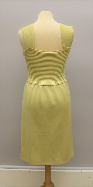 null VALENTINO 

Ensemble robe et boléro jaune. La robe se fermant par un zip sur...