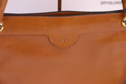 null CHRISTIAN DIOR

Sac porté épaule en chèvre gold, intérieur en vinyle marron,...