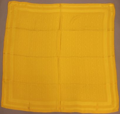 null CHRISTIAN DIOR

Carré en soie damassée jaune motif alvéolé et monogrammé Dior.

85...