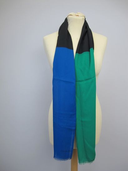 null CHRISTIAN DIOR

Foulard en mousseline de soie vert, bleu, noir 

37 x 160 cm

(Bon...