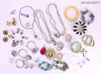null Lot de bijoux fantaisie comprenant: bracelets en métal, résine, pendentifs en...