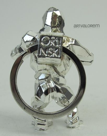 null Richard ORLINSKI

Porte-clefs en métal argenté représentant un gorille, signé.

H....