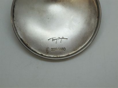 null THIERRY MUGLER

Pendentif en métal argenté "talisman". Griffé et numéroté 229/650.

D....