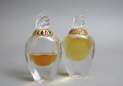 null Givenchy - "Amarige" 

Deux flacons grands luxes en cristal incolore dessin...