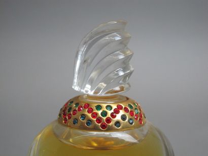 null Givenchy - "Amarige" 

Deux flacons grands luxes en cristal incolore dessin...