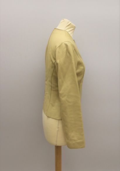 null APOSTROPHE 

Petite veste courte en cuir beige, se fermant par un zip.

Taille...