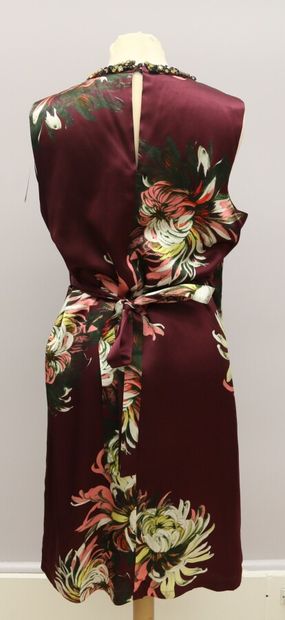 null ERDEM

Robe longue sans manche en soie satin prune au décor de fleur multi couleur...