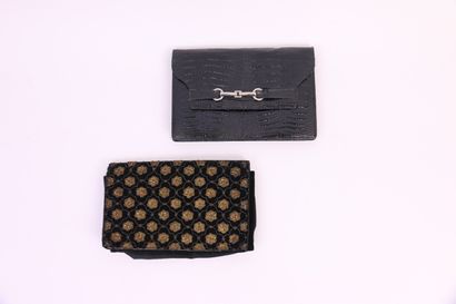 null Deux pochettes 

l'une noir façon croco. 13, 5x 20,5 cm (Usures)

l'autre en...