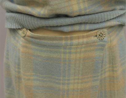 null CHLOE

Ensemble jupe et haut en cachemire motif tartan bleu ciel et beige.

Jupe...