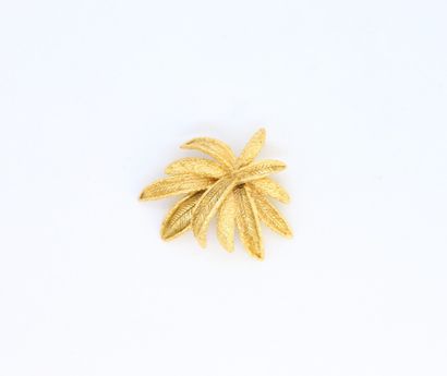 null Broche en forme de feuilles en métal doré.

5 x 5 cm