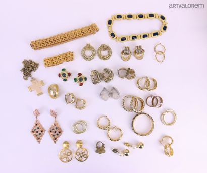 null Lot de bijoux fantaisie en métal doré comprenant: parure, paires de boucles...