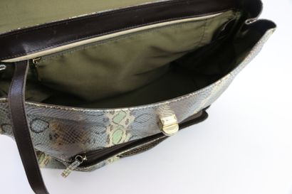 null LONGCHAMP série limitée

Sac en cuir façon python, porté main ou épaule, deux...