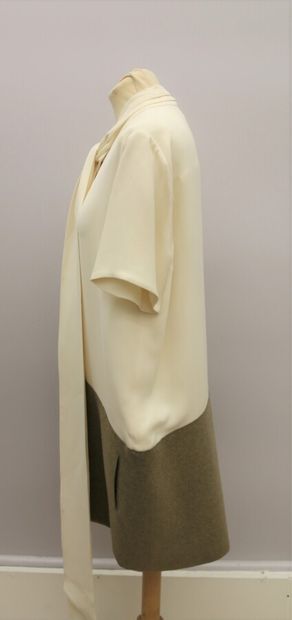 null CELINE 

Robe soie beige et lainage beige marron, col lavallière

Taille 40/42

(Taches,...