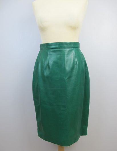 null NICOLE LANG

Tailleur jupe et veste en cuir

La jupe droite en cuir vert, fermant...