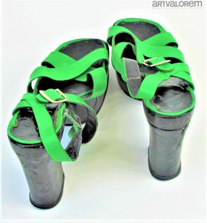 null Paire de sandales à lanière en cuir vert, semelle compensée

Taille 39 

Talon...