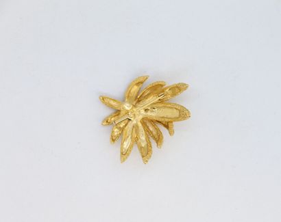 null Broche en forme de feuilles en métal doré.

5 x 5 cm
