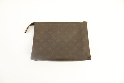 null LOUIS VUITTON 

Pochette en toile monogram, se fermant par un zip

18,5 x 25,5...