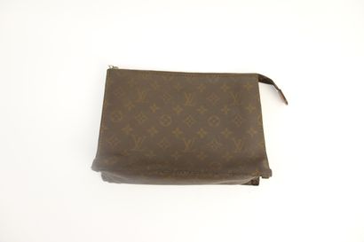 null LOUIS VUITTON 

Pochette en toile monogram, se fermant par un zip

18,5 x 25,5...