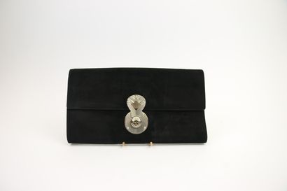 null Ralph LAUREN 

Pochette en daim noir, rabat avec fermoir en métal ciselé et...