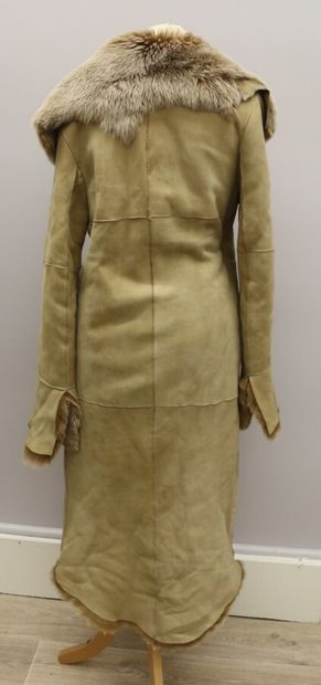 null Manteau long en peau retourné beige et fourrure beige, se fermant par trois...