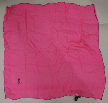 null YVES SAINT LAURENT

Foulard en mousseline de soie fuchsia et surpiqure bleu...