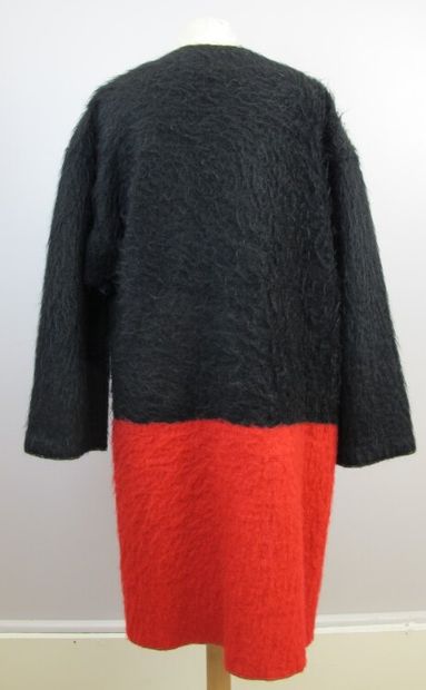 null MICHEL LEGER

Manteau bouillie en laine bicolore noir et rouge, surpiqure or,...