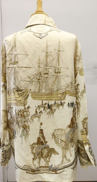 null HERMES Paris 

Longue chemise en soie imprimée et titrée « Marine et Cavalerie »...