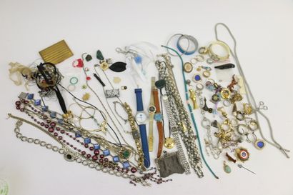 null Bijoux fantaisies: Quatre sacs de bijoux fantaisies colliers de coquillages,...