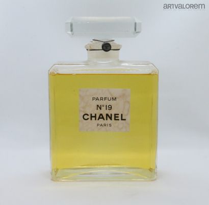 null Chanel - "N°19" (1971)

Flacon publicitaire décoratif modèle "carré Malevitch"...