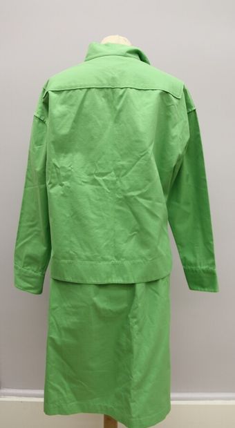 null YVES SAINT LAURENT Rive Gauche

Tailleur jupe en coton vert anis.

Veste se...