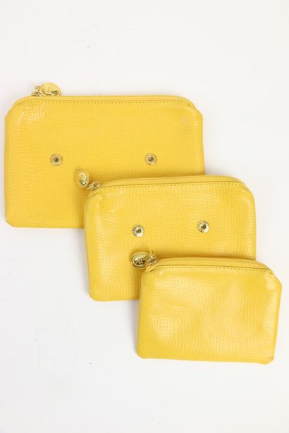 null CHRISTIAN DIOR 

Trois pochettes en cuir jaune assemblées par des boutons pressions,...