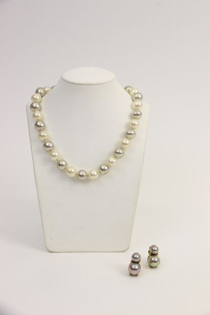 null Collier choker composé de perles d'imitation blanches et grises, fermoir boule...