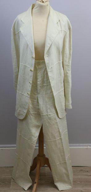 null BYBLOS

Costume en lin beige, veste se ferme par 4 boutons, deux poches 

Pantalon...