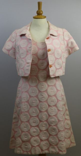 null Ensemble vintage

Robe et boléro en coton rose à décor de marguerites blanches.

Robe...