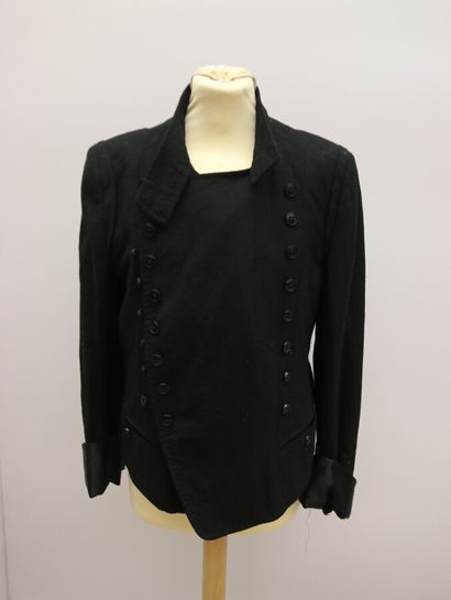 null ANNE DEMEULEMEESTER. 

Veste courte en laine noire, à double boutonnage, martingale

Taille...