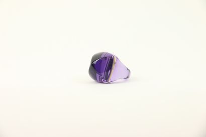 BACCARAT 
Bague en cristal de couleur violette...