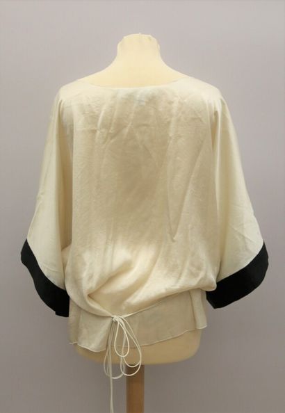  LANVIN 
Haut kimono en soie blanche et noire, se resserre sur le devant à l'aide...
