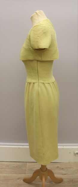 null VALENTINO 

Ensemble robe et boléro jaune. La robe se fermant par un zip sur...