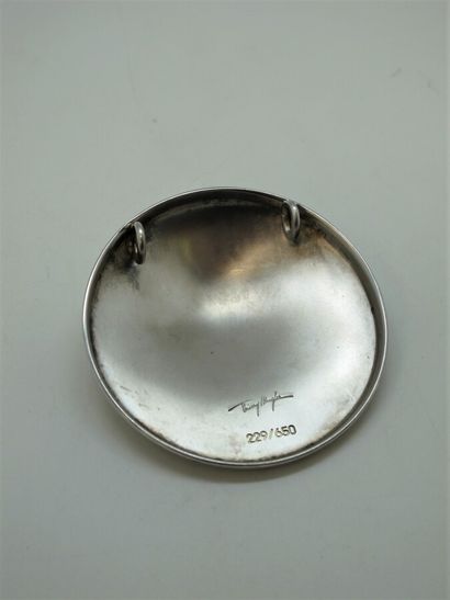 null THIERRY MUGLER

Pendentif en métal argenté "talisman". Griffé et numéroté 229/650.

D....