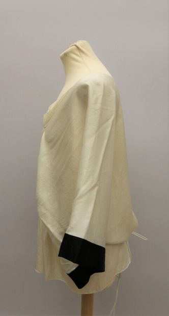  LANVIN 
Haut kimono en soie blanche et noire, se resserre sur le devant à l'aide...