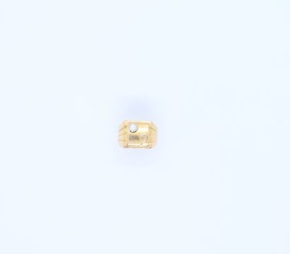 null Chevalière en or jaune 750°/°° gravée R et ornée d'un diamant taille brillant....