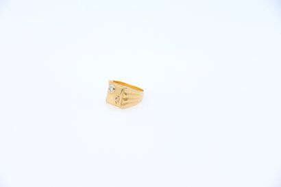null Chevalière en or jaune 750°/°° gravée R et ornée d'un diamant taille brillant....