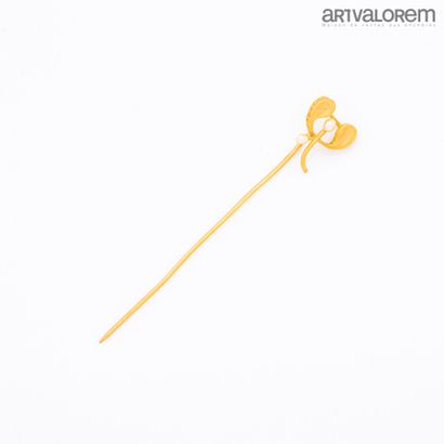 null Epingle de cravate en or jaune 750°/°° à décor de gui serti de deux perles.

Long:...