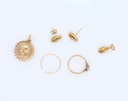 null Lot de bijoux en or jaune 750°/°° comprenant:

- Médaille religieuse 

- Paire...