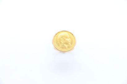null Bague en or jaune 750°/°° ornée d'un 20 francs or Napoléon III, année 1860.

TDD:...