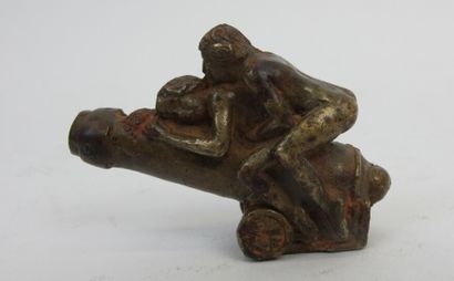 null Gilded bronze sculpture representing a couple mating on a cannon.

5,2 x 3 cm

(small...