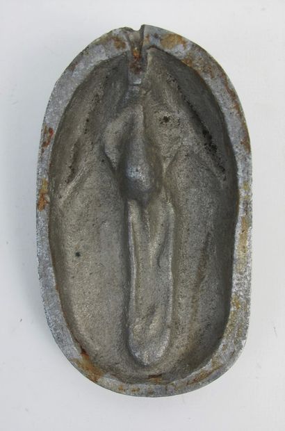 null Paperweight in regula representing a woman's sex.

10 x 5,5 cm
