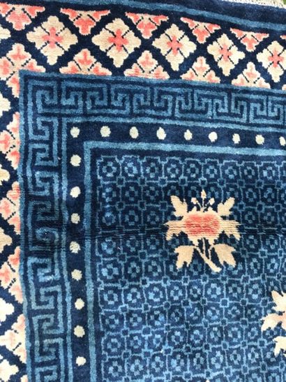 null CHINE 

Tapis en laine à fond bleu marine à décor polychrome à semi de fleurs.

154...