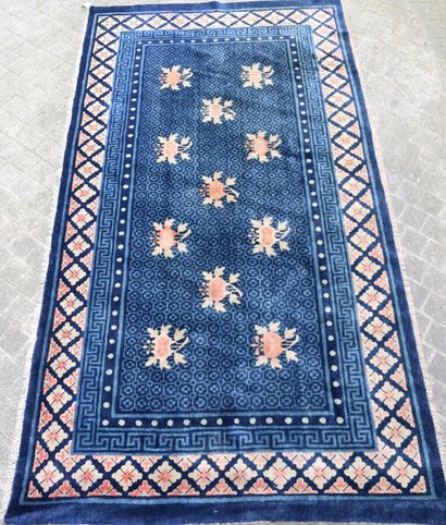 null CHINE 

Tapis en laine à fond bleu marine à décor polychrome à semi de fleurs.

154...